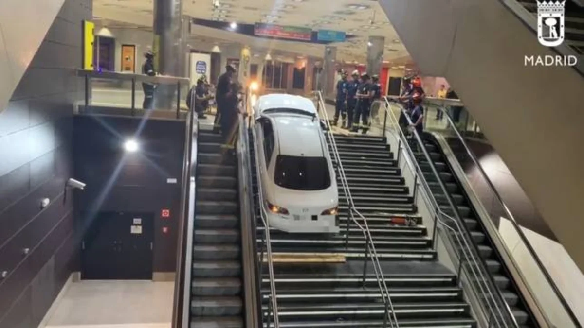 Roba un coche en Madrid y lo ‘aparca’ en las escaleras del intercambiador de Plaza Elíptica