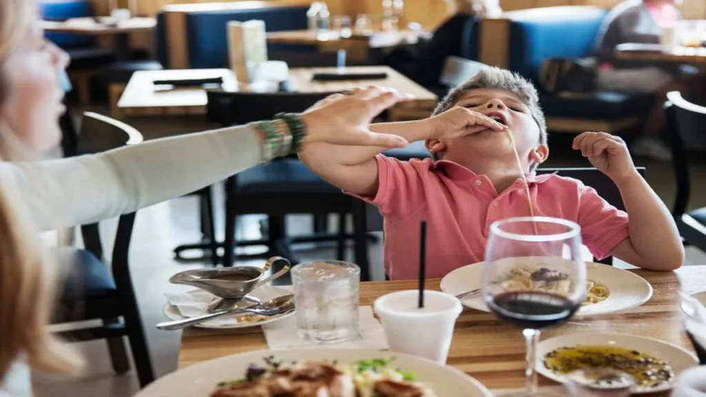 El restaurante que cobra hasta 50 euros a los padres cuyos hijos se portan mal durante la comida